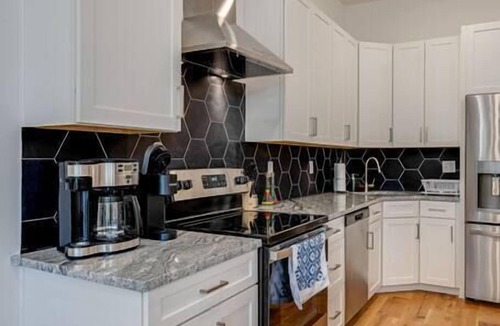 Inglewood Apartment | Balcony+En-suite Bathrooms+Luxury Condo