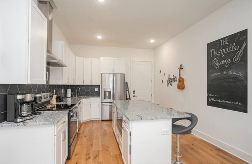 Inglewood Apartment | Balcony+En-suite Bathrooms+Luxury Condo