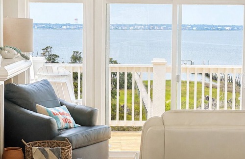 Emerald Isle House | BAMA BREEZE 6-bedroom house with pool and elevator on Emerald Isle
