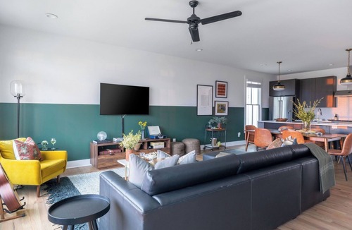 Buena Vista Cottage | Barbara & Linda by Avantstay Stylish 2 Home Buyout in Heart of Nashville