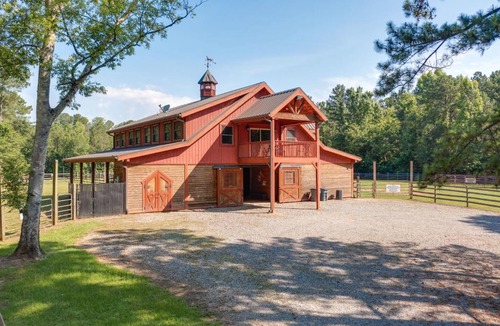 Huber Apartment | Barn-Style Georgia Vacation Rental - Pet Friendly!