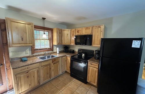 Edray Apartment | Base Mountain 2 Bedroom with Winter Shuttle to/from Snowshoe Village