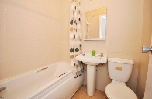 North West Apartment | Basic Three Bedroom Flat West End