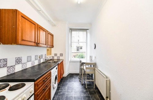 North West Apartment | Basic Three Bedroom Flat West End
