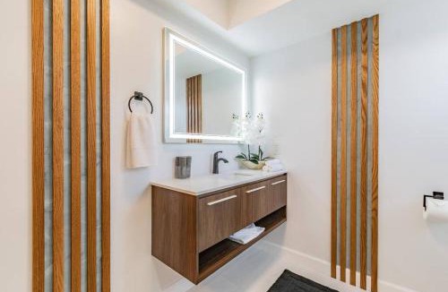 Bay Crest Park House | (BAYC) Aqua Haven: Luxe Retreat with Pool & Boat Bliss