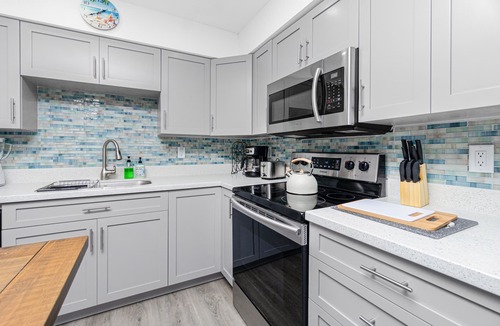 Englewood Condo | BAYFRONT, TOP FLOOR END UNIT, VIEWS, HEATED POOL, PRIVATE BEACH, BOAT SLIPS