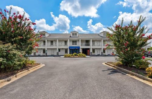 Forest City Hotel | Baymont by Wyndham Forest City