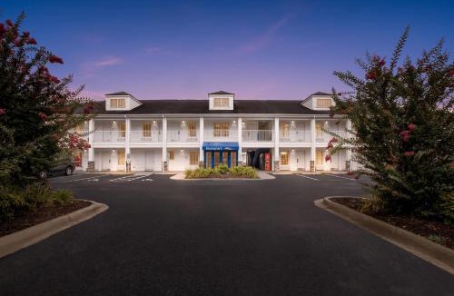 Forest City Hotel | Baymont by Wyndham Forest City