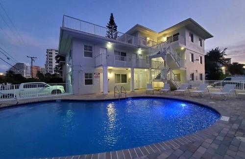 Central Beach Apartment | Bayshore Breeze 3 - King Bed, Kitchen, Parking