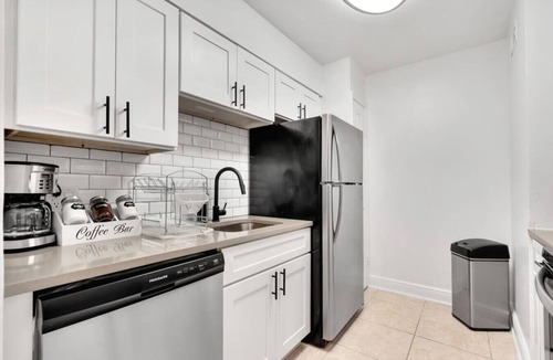 SoHo Apartment | Bayshore Charm | Pool, Gym & Free Parking & more!