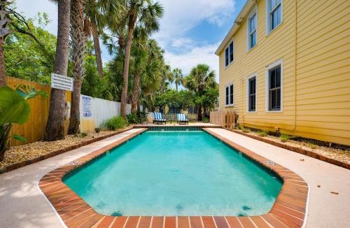 Jacksonville Beach Apartment | Be a Nomad - Charming Pool House 1 block to beach