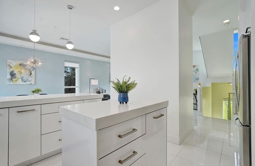 Pompano Beach House | BEACH ACCESS MODERN TOWNHOUSE! Pool, Spa and Gym!