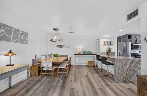 Bella Vista Villa | Beach Bungalow Jupiter Carlin Park across street from beach Htd Pool/Pickle Ball