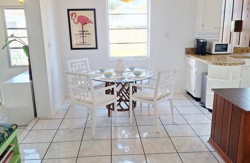 Sebastian Highlands House | ☆☀︎❀ Beach Cottage! King Bed, Fenced Yard, 6 miles to Beach!
