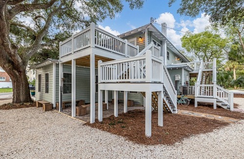 Saint Simons Island Cottage | Beach Cottage with large deck-One short block to beach-Walk to shops & dining!