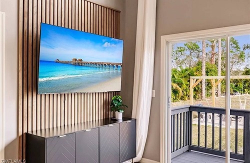 San Carlos Park House | Beach, dining nearby, close to airports. Book now!