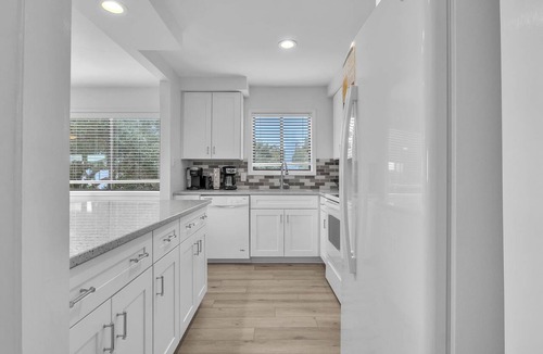 Caswell Beach Condo | Beach Getaway Among the Oaks: Community Pools, Short Walk to Beach Access