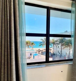 Hollywood Apartment | Beach Getaway
