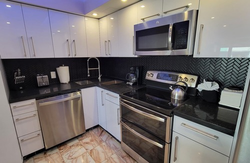 Seybold Apartment | Beach-Pool Corner Bachelorette Great Views - 1420
