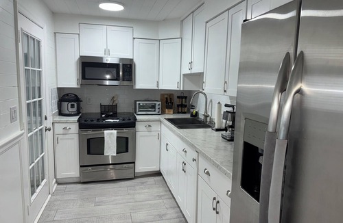 Bayou Oaks Apartment | Beach Vibes + Office Ready Sarasota Gem Dining & Culture Nearby Fire Pit