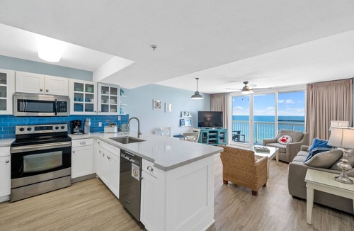 Destin Condo | BEACHFRONT - 250+ 5 star reviews - Remodeled - Tiki Bar - 3 Pools - 2 Hot Tubs
