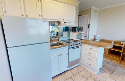 Tybee Island Condo | Beachfront condo w. balcony views, community pool + beach access.
