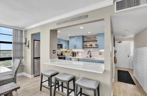 Marco Island House | Beachfront condo with pool, gym and tennis courts