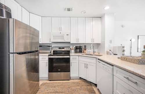 East End House | Beachfront~Pet Friendly~BeachGear~Pool Access~