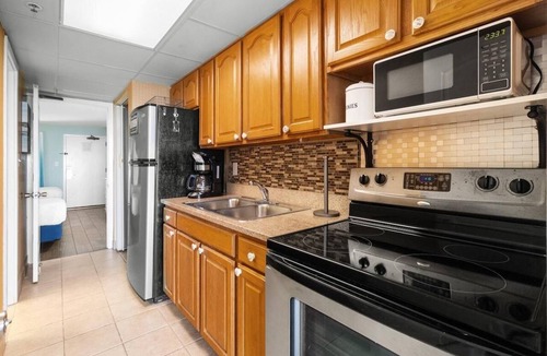 Myrtle Beach Hotel | Beachside Bliss: Oceanfront Suite w/Breakfast