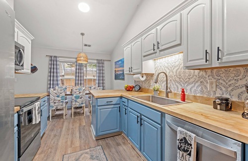 Pawleys Island House | Beachside Bungalow Retreat – Steps to Pawleys Island Inlet! 2Bed/2Bath Duplex