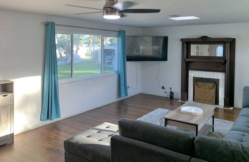 Seabreeze Park House | Beachside Cottage - Walk to the Water