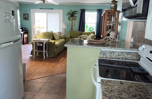 Butler Beach House | BeachsideCottge,easywalk2BestBeach,3bdrm2bth,UpperDeck,FreeWiFi,PetsWlcmFncdYrd