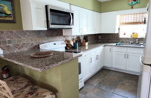 Butler Beach House | BeachsideCottge,easywalk2BestBeach,3bdrm2bth,UpperDeck,FreeWiFi,PetsWlcmFncdYrd