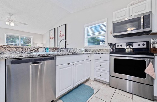 Ozona House | Beachy 2/1 Condo, One Block Downtown Palm Harbor!