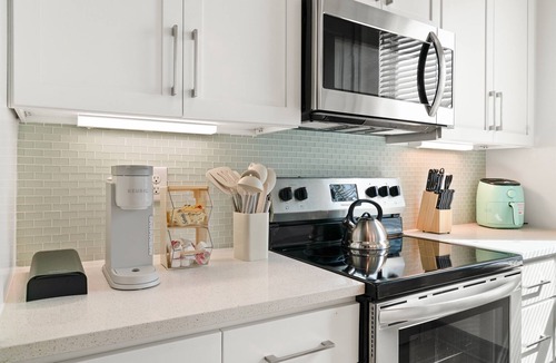Naples Apartment | Beachy Dream 3BR/2BA w./Pool, Gym, and Theater