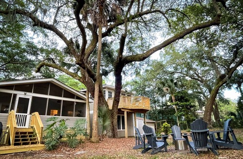 Isle of Palms House | Beachy haven with a beautiful screened in porch and big yard