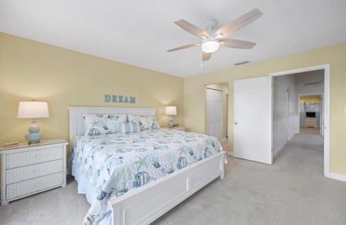 Sawgrass House | Beachy Vibes - 2BR w lake views & screened sunroom