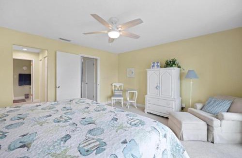 Sawgrass House | Beachy Vibes - 2BR w lake views & screened sunroom