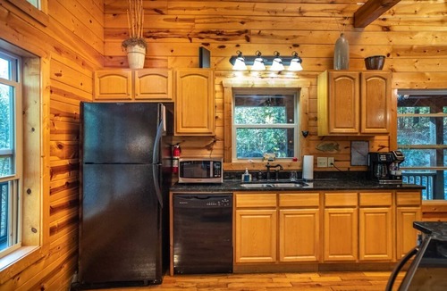 Cleveland Cabin | Bear Creek- Completely Remodeled Cabin with Luxury Spa Bath