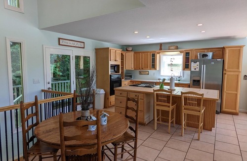 Rabun Gap Cabin | Bear Creek-Mountain views, decks that surround, and 3 creeks to discover!