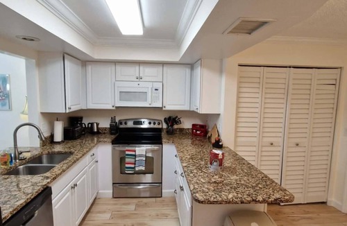 Sarasota Villa | BEAUTIFUL 2/2 VILLAS, KING BED, High speed Wi-Fi, Heated Pool and Jacuzzi!
