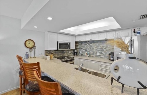 Park Shore Condo | Beautiful 2 bedroom steps from the beach - CL0203e