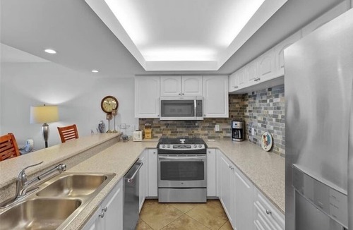 Park Shore Condo | Beautiful 2 bedroom steps from the beach - CL0203e