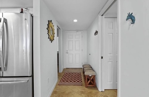 Park Shore Condo | Beautiful 2 bedroom steps from the beach - CL0203e