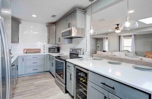Lakeside House | Beautiful 3 bedroom 2 bathroom waterfront home on Drs. Lake