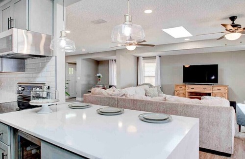 Lakeside House | Beautiful 3 bedroom 2 bathroom waterfront home on Drs. Lake
