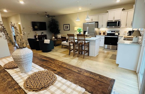 Gallatin House | Beautiful 3Bedroom Townhome off Old Hickory Lake.