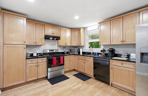 Addison Heights House | Beautiful 4-bedroom house with AC in enjoyable Marietta