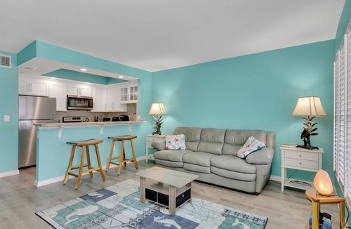 St. Pete Beach Condo | Beautiful Condo - 2 Minutes to the beach!