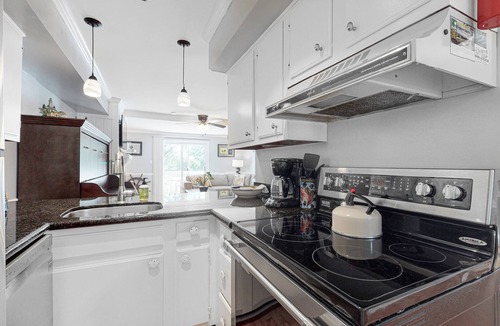 Ocean Ridge House | Beautiful Dog-friendly condo with full kitchen, free wifi and golf course views